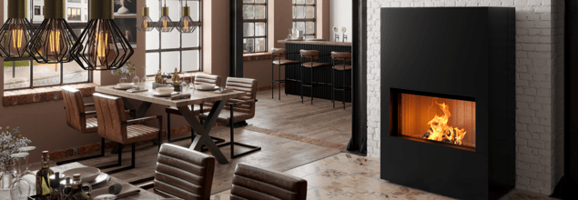 Eine schwarze Kaminanlage steht vor einer weißen Wand in einem großen Esszimmer mit mehreren gedeckten Tischen.
