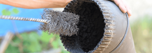 Bild eines Verbindungsrohrs, das gereinigt wird.