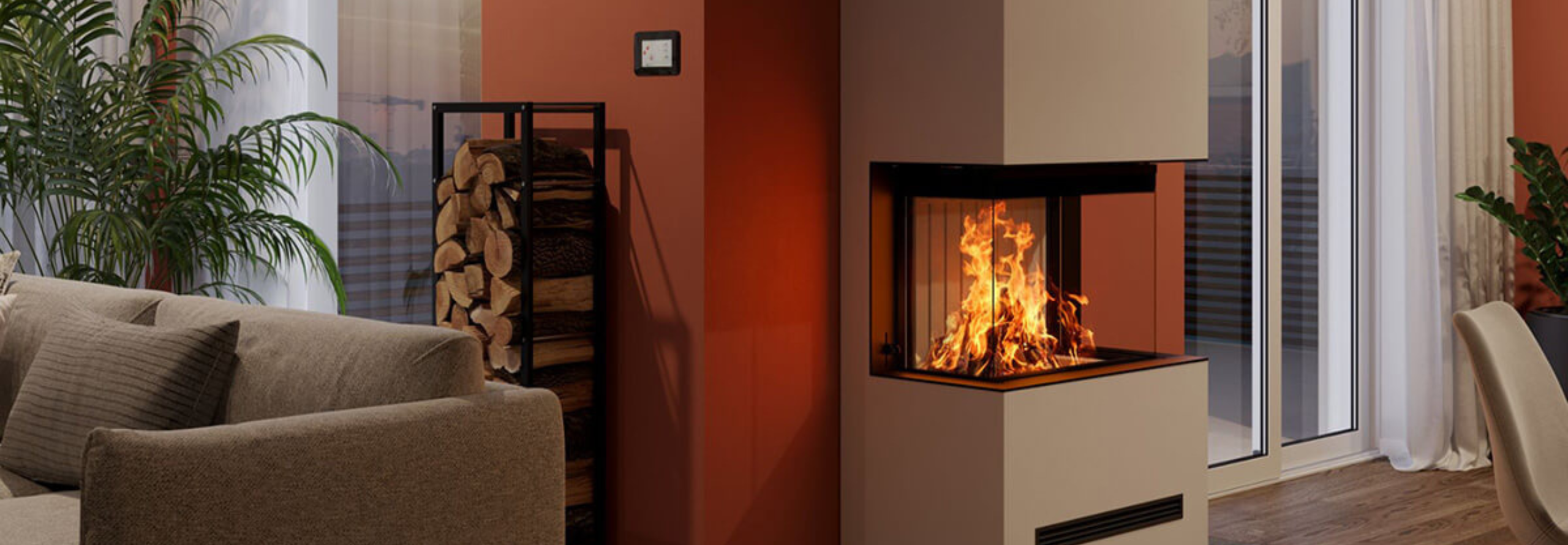 Eine Kaminanlage steht in einem Wohnbereich neben einem Sofa und Holzregal.