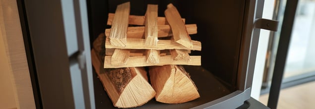 Stapel Holz im Kamin