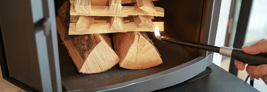 Stapel Holz wird im Kamin angezündet