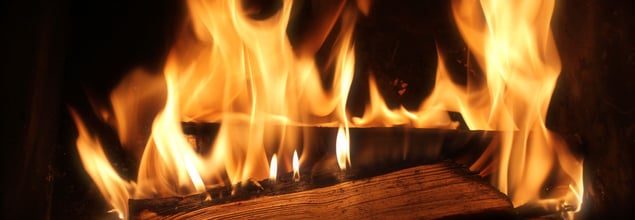 Nahaufnahme eines Kaminfeuers.