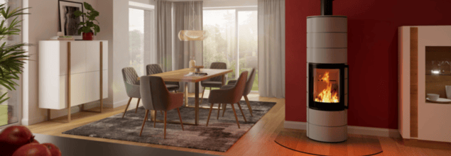 Wasserführender Kaminofen steht in einem modernen Wohnzimmer rechts neben dem Esstisch.