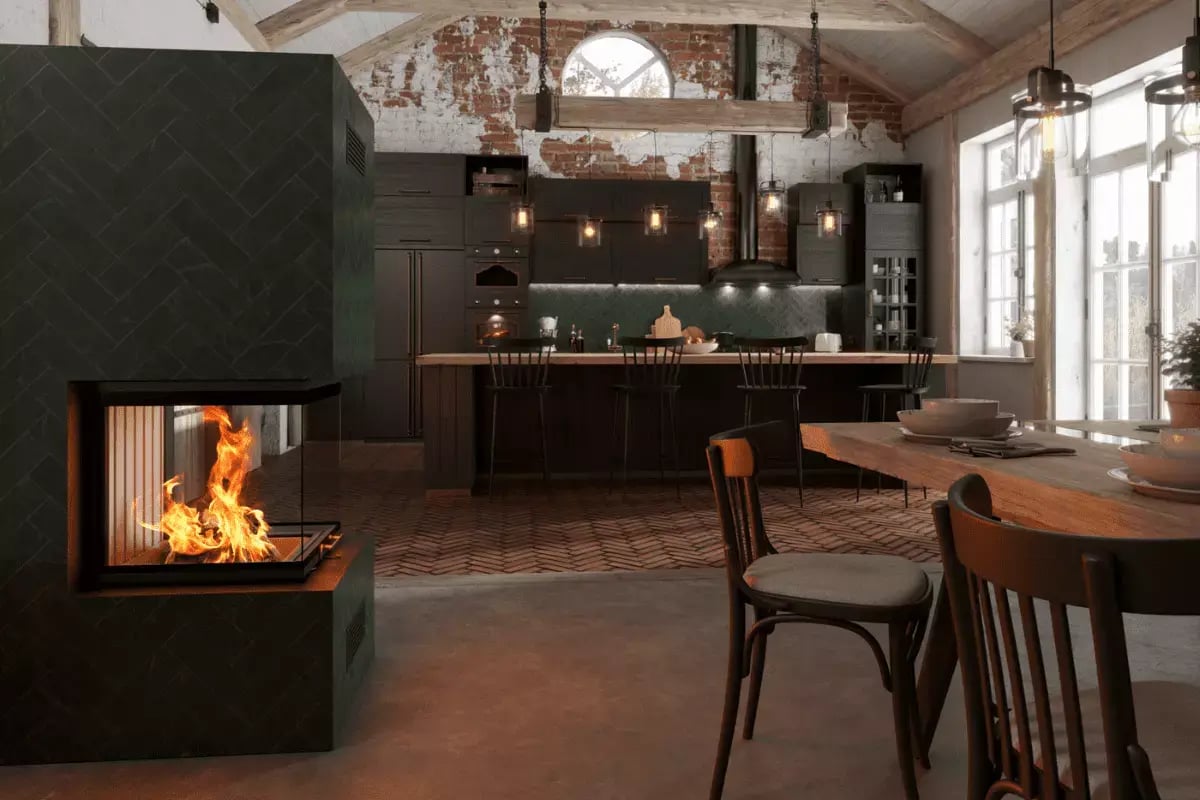 Großer Kamin ist der Hingucker in rustikalem Essbereich