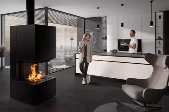 Ein Paar unterhält sich in der Küche bei schönem Kaminfeuer