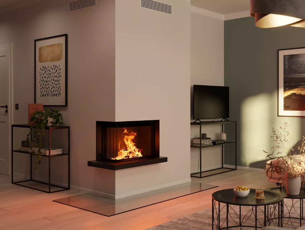 Um die Ecke geschnittener Kamin sitzt in der Wand