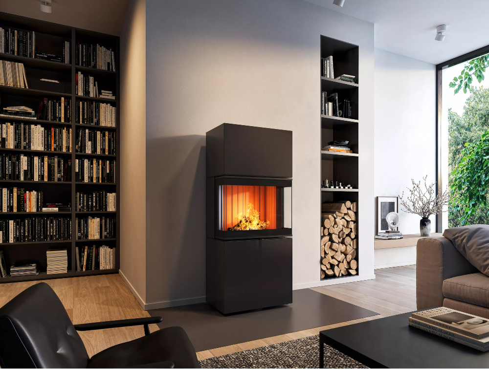 Schwarzer Kamin steht an weißer Wand