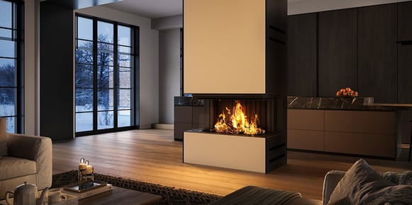 Großer Kamin steht mitten im Raum