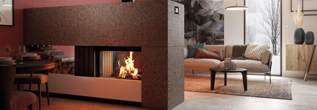 Ein Kaminofen dient als Raumteiler zwischen Ess- und Wohnbereich.