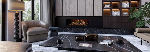 Ein grauer Kaminofen mit brennendem Feuer steht in einem modernen Wohnzimmer.