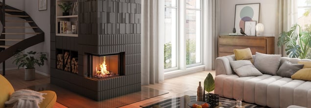 Modernes Wohnzimmer mit Kamin, gemütlichem Sofa, großen Fenstern und stilvoller Dekoration