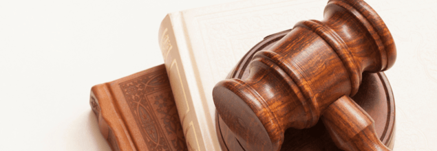 Bild eines Richterhammers, der auf zwei Büchern liegt.