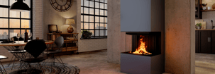 Kaminanlage steht vor einer raumteilenden Wand zwischen Küche und Wohnzimmer.