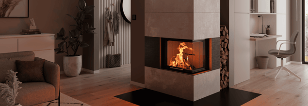 Eine Kaminanlage mit Holzfach steht vor einer schmalen Wand und dient als Raumteiler zwischen Wohn- und Arbeitszimmer.