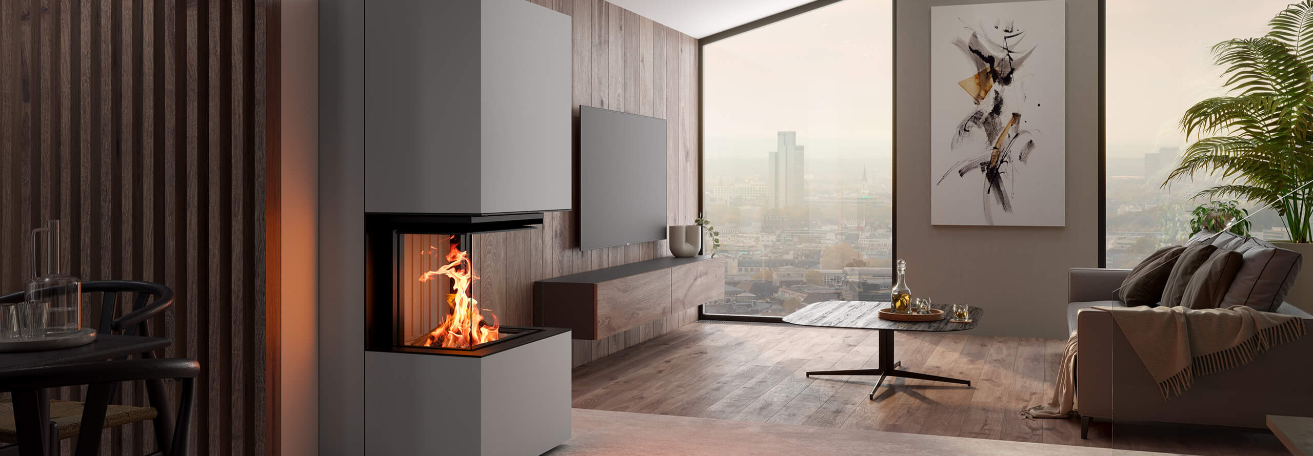 Ein Kaminofen mit loderndem Feuer steht in einem modernen Wohnzimmer neben einem Fenster mit Blick auf eine Skyline.