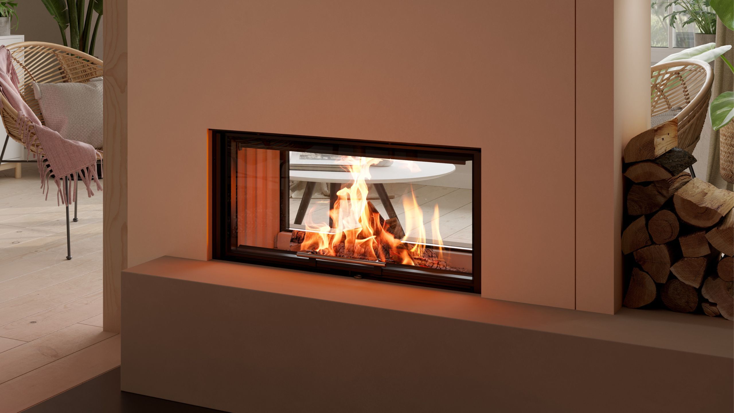 Ein doppelseitiger Kamineinsatz mit loderndem Feuer dient als Raumteiler zum Wohnzimmer.