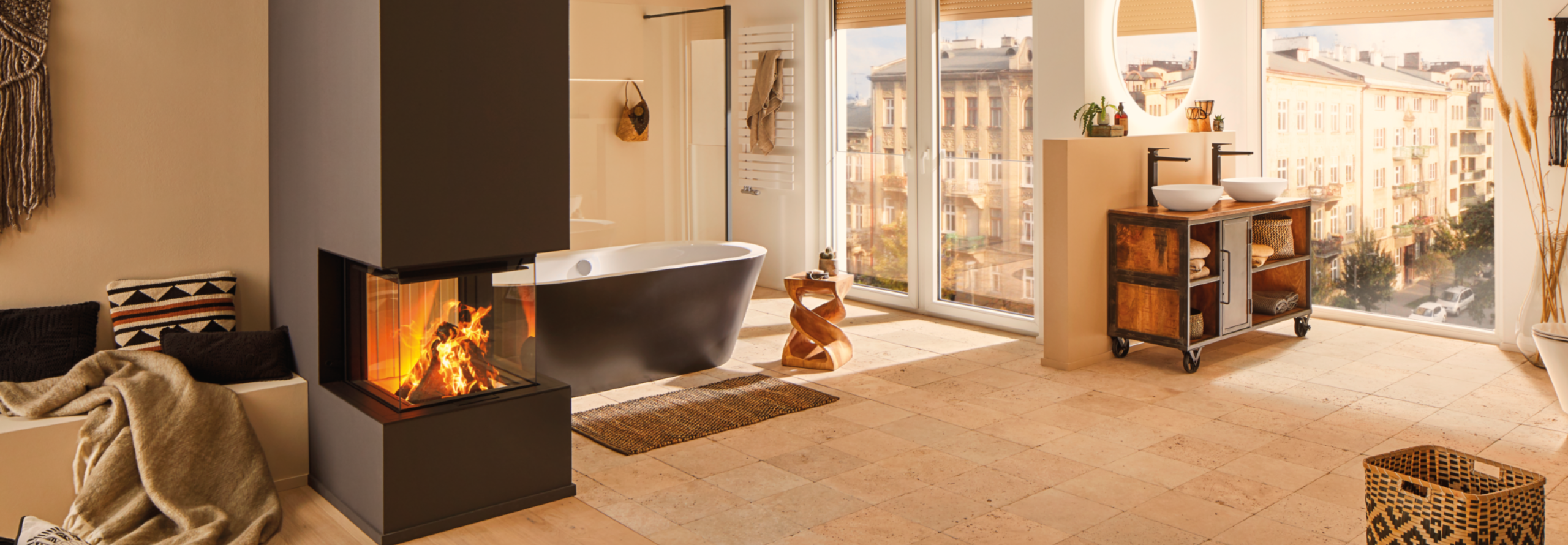 Ein Kamin als Raumteiler im Badezimmer neben der Badewanne.